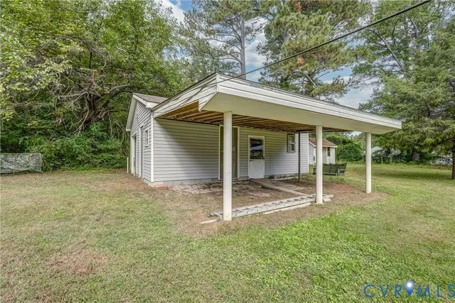 a view of a house with backyard and garden