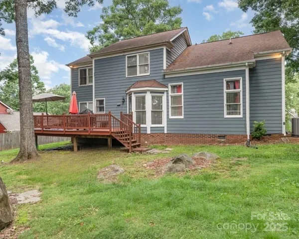 a view of a house with a backyard