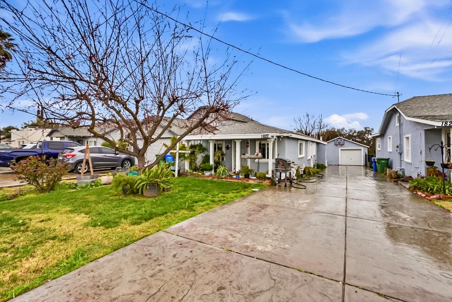 1829 River Road Modesto, CA 95351 - Photo 12 of 44 a front view of a house with a garden