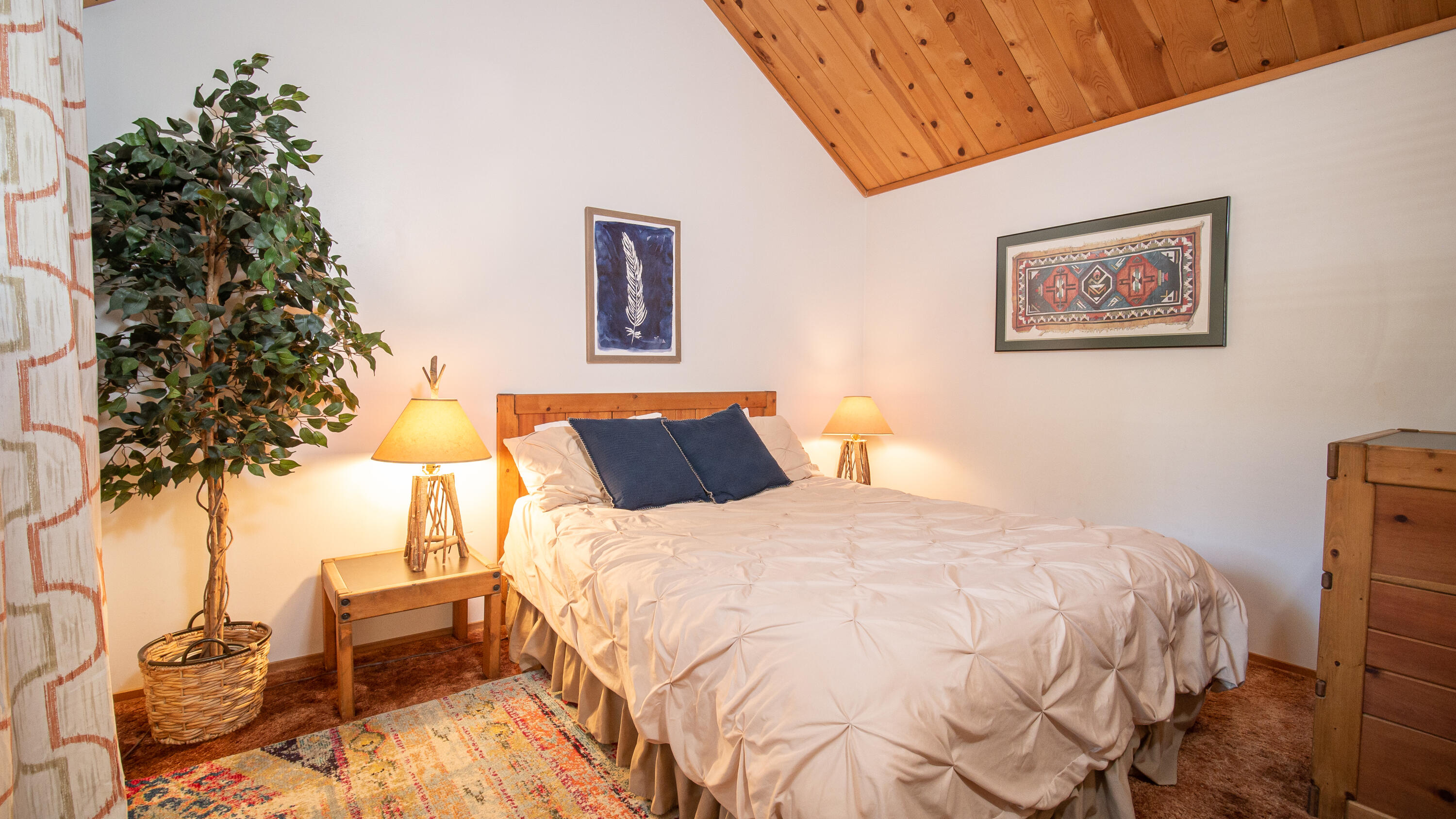 57488-27 Ranch Cabin Road, Unit 27 Sunriver, OR 97707 - Photo 19 of 29 Upstairs Bedroom