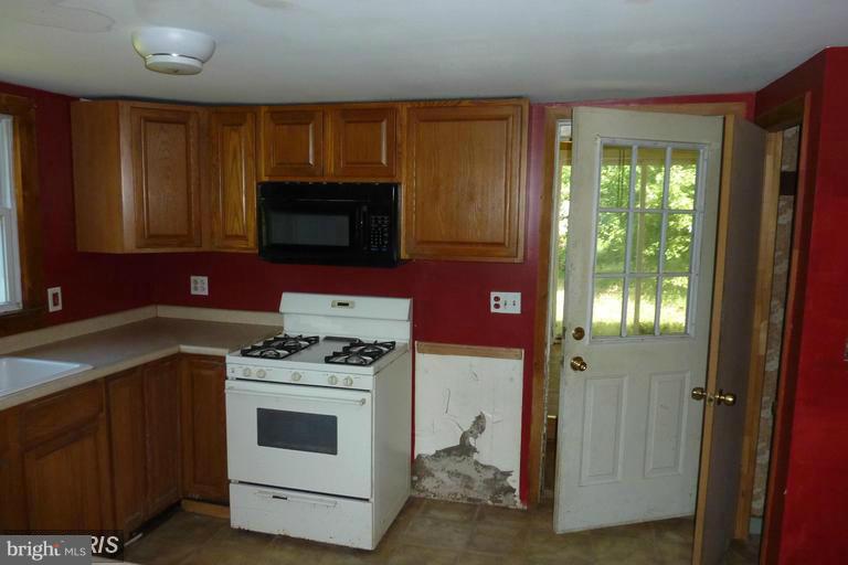 2248 Elliott Island Road Vienna, MD 21869 - Photo 7 of 10 a kitchen with a stove and a microwave