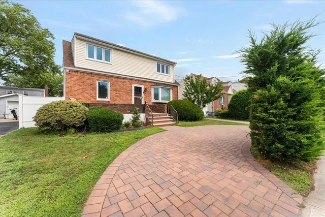 $899,000 | 1434 Noel Avenue, Hewlett, NY 11557