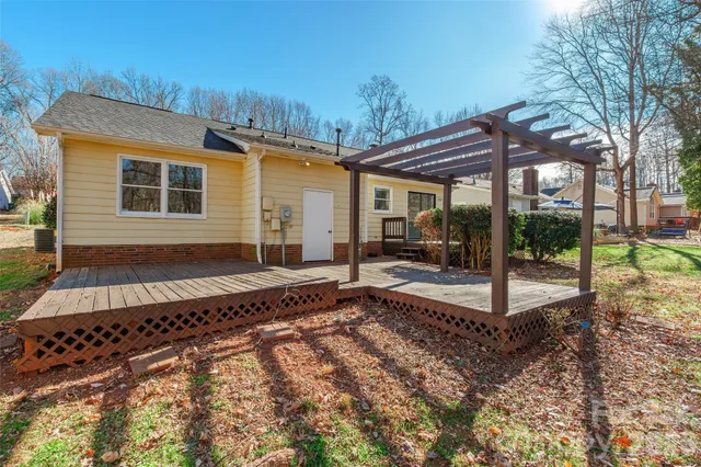 a view of a house with a backyard