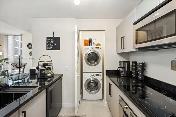 $4,250 | 300 South Biscayne Boulevard, Unit T1502, Miami, FL 33131