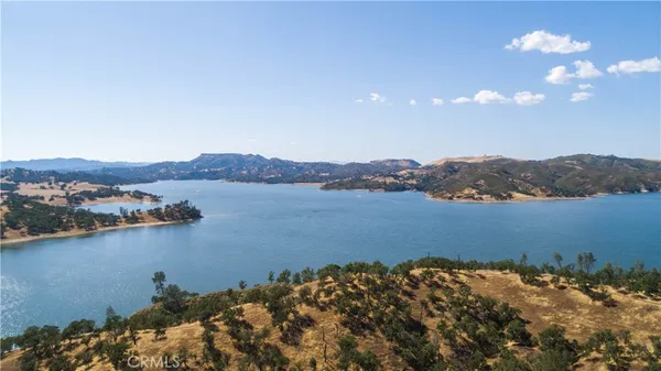 a view of a lake in middle of a city