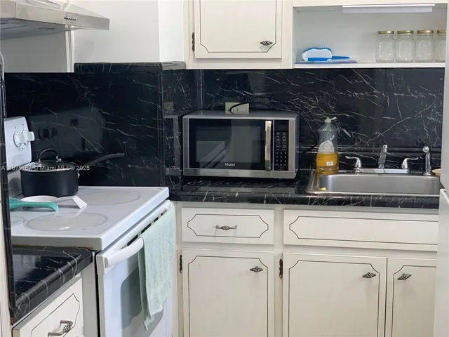 $135,000 | 2111 Northeast 42nd Court, Unit 103W, Lighthouse Point, FL 33064