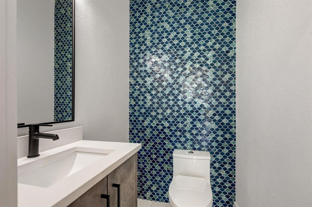 521 Melba Street, Unit 101 Dallas, TX 75208 - Photo 11 of 24 Guest Bath