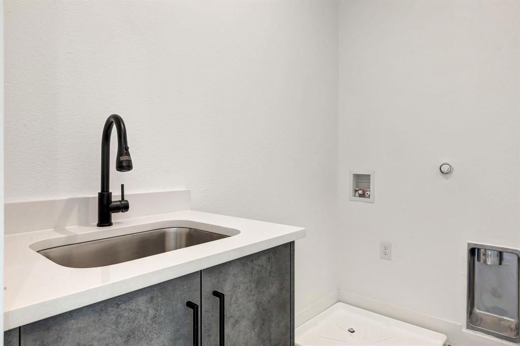 521 Melba Street, Unit 101 Dallas, TX 75208 - Photo 13 of 24 Full Size Laundry Room