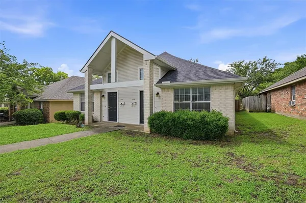 $1,350 | 906 West Houston Street, Sherman, TX 75092