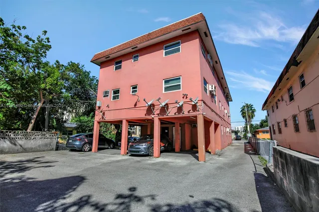 $2,200 | 458 Southwest 9th Street, Unit 8, Miami, FL 33130