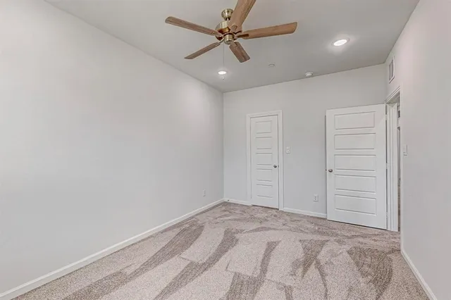 a view of empty room with a ceiling fan