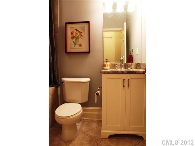 870 Cherokee Road, Unit J7 Charlotte, NC 28207 - Photo 12 of 16 Gallery Image 12