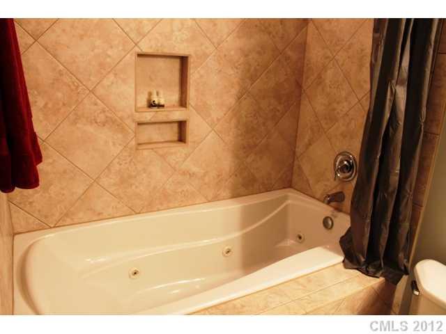 870 Cherokee Road, Unit J7 Charlotte, NC 28207 - Photo 13 of 16 Gallery Image 13