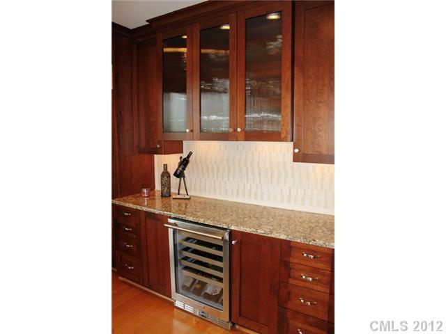 870 Cherokee Road, Unit J7 Charlotte, NC 28207 - Photo 5 of 16 Gallery Image 5