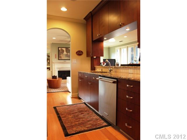 870 Cherokee Road, Unit J7 Charlotte, NC 28207 - Photo 6 of 16 Gallery Image 6