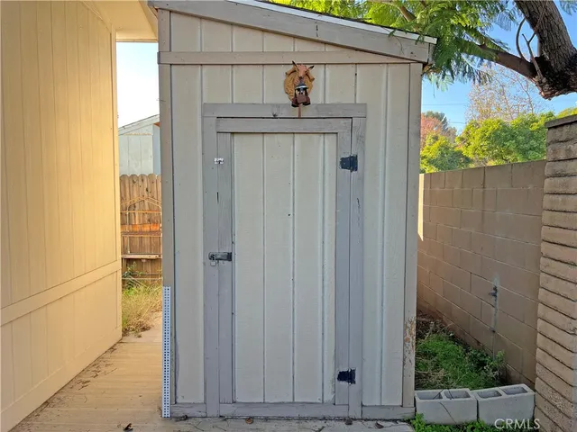a view of a backyard with pathway