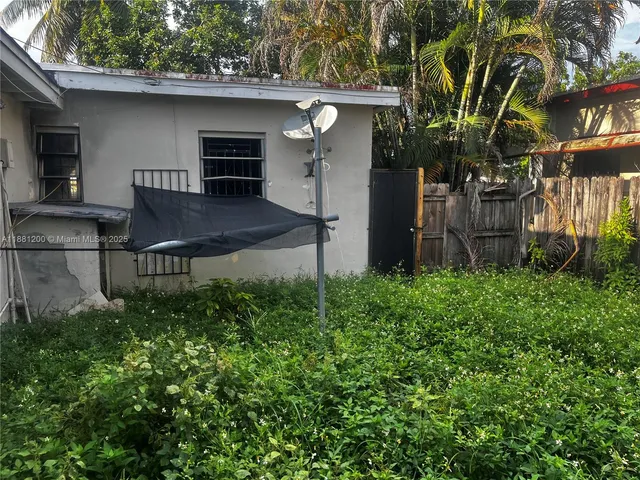 a view of a backyard