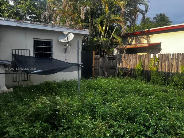 a view of a backyard