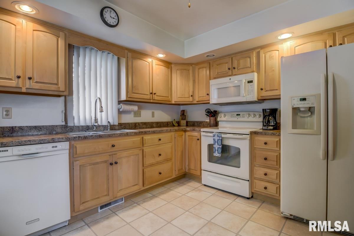 2329 Arrowhead Drive Springfield, IL 62702 - Photo 13 of 37