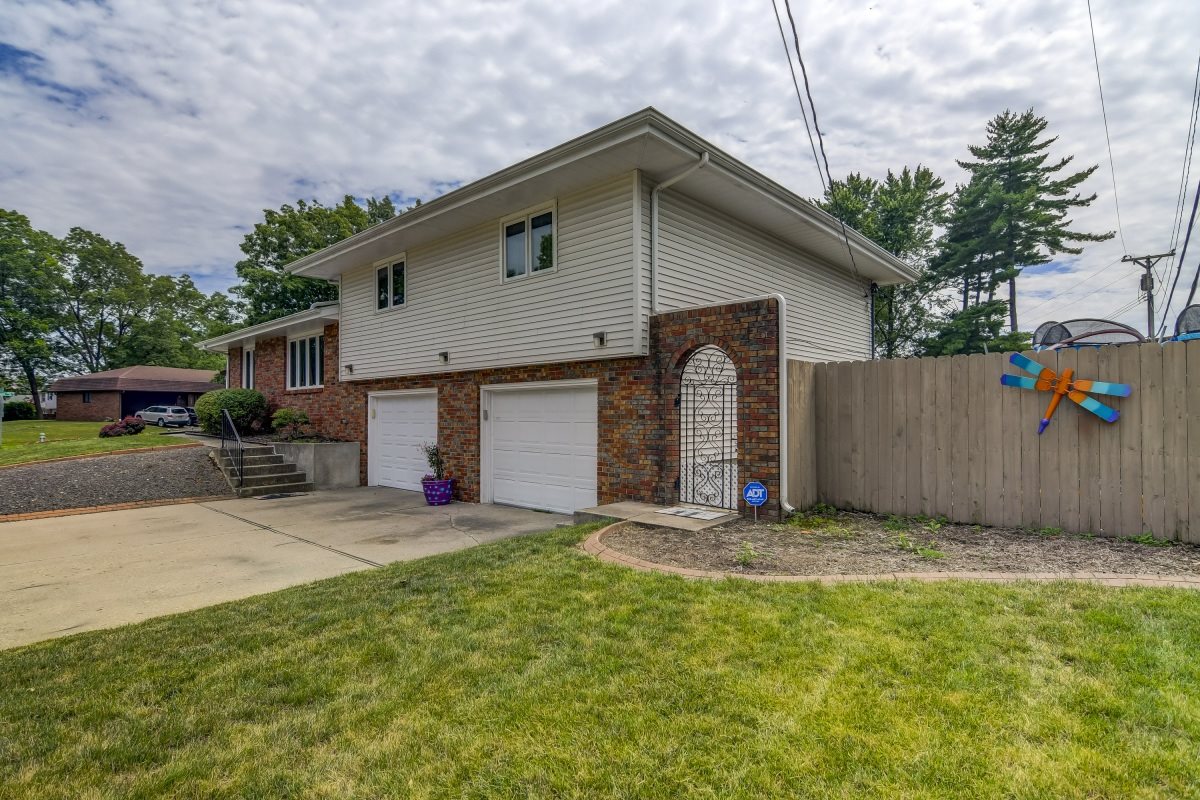 2329 Arrowhead Drive Springfield, IL 62702 - Photo 3 of 37