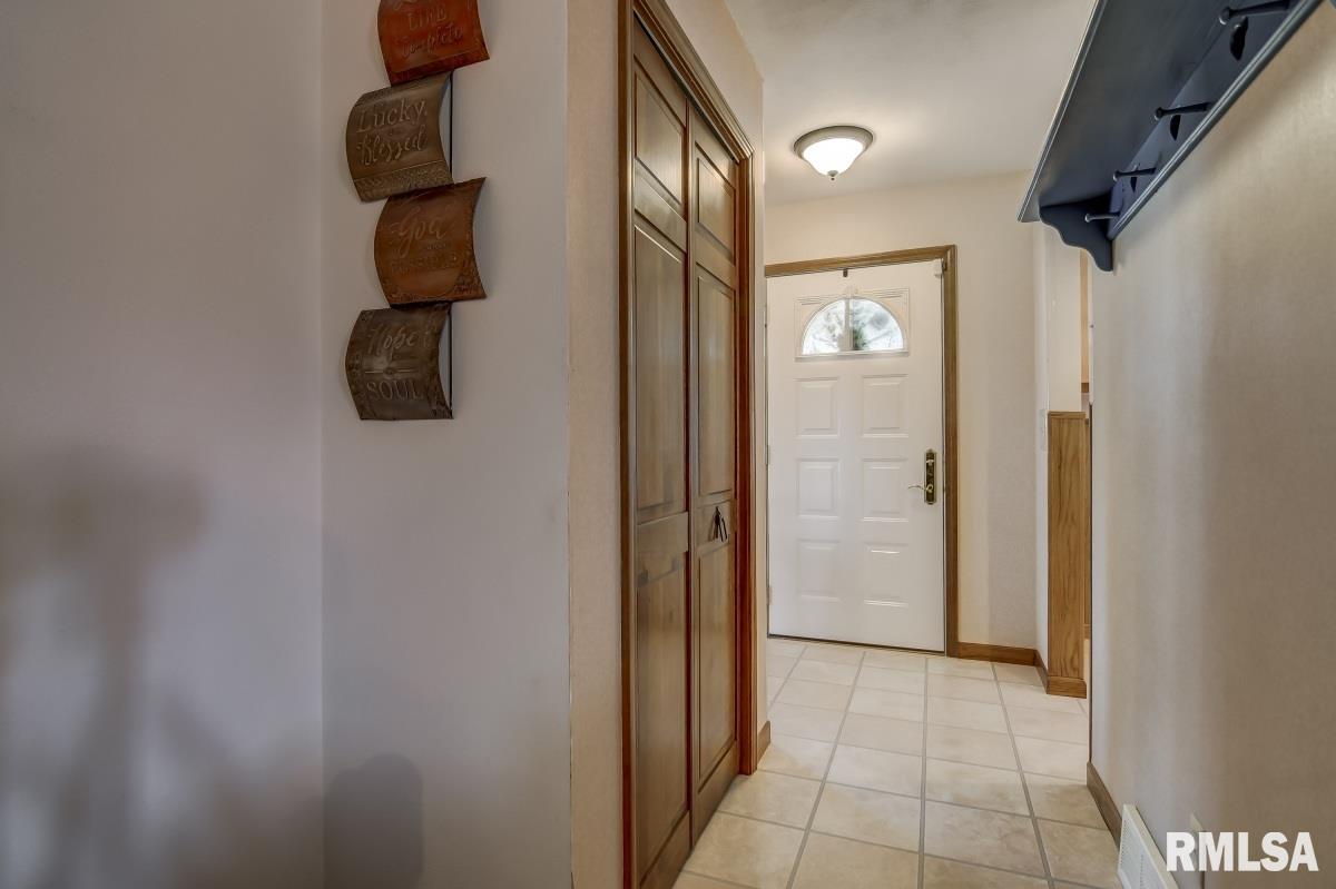 2329 Arrowhead Drive Springfield, IL 62702 - Photo 5 of 37