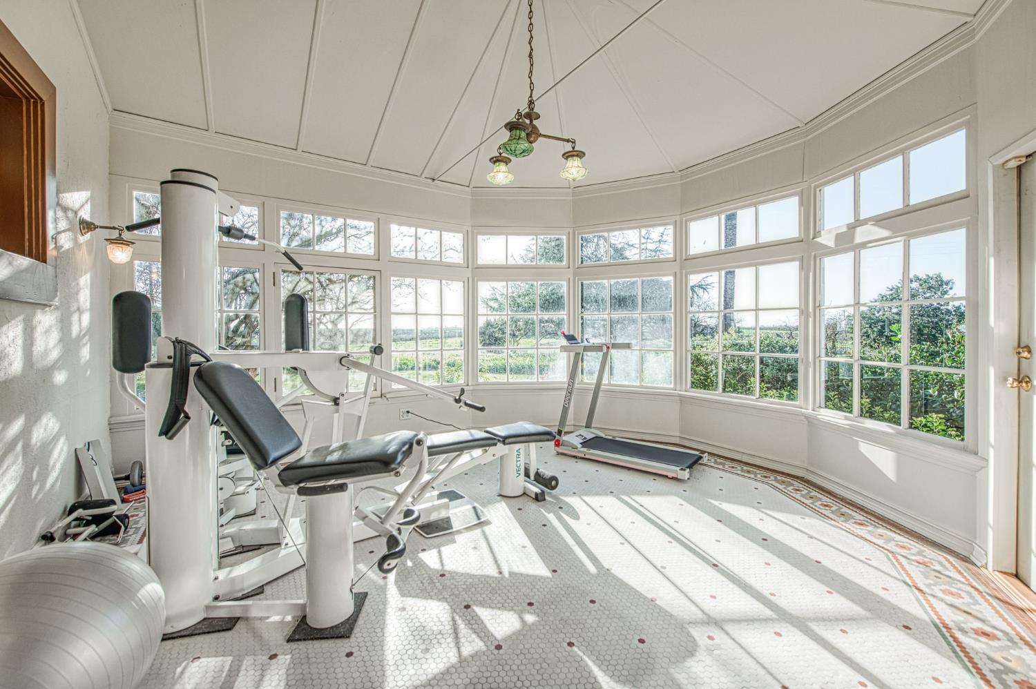 9486 East Lincoln Avenue Del Rey, CA 93616 - Photo 14 of 77 a living room with large windows