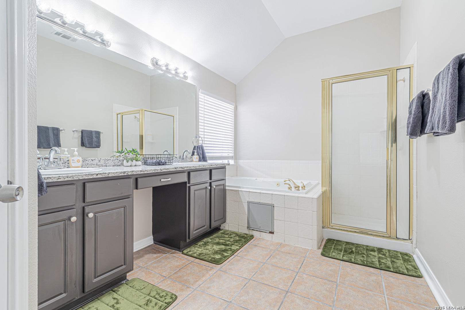 1815 Indian Paint Brush Road San Antonio, TX 78232 - Photo 22 of 35 a bathroom with a sink a mirror and a bathtub