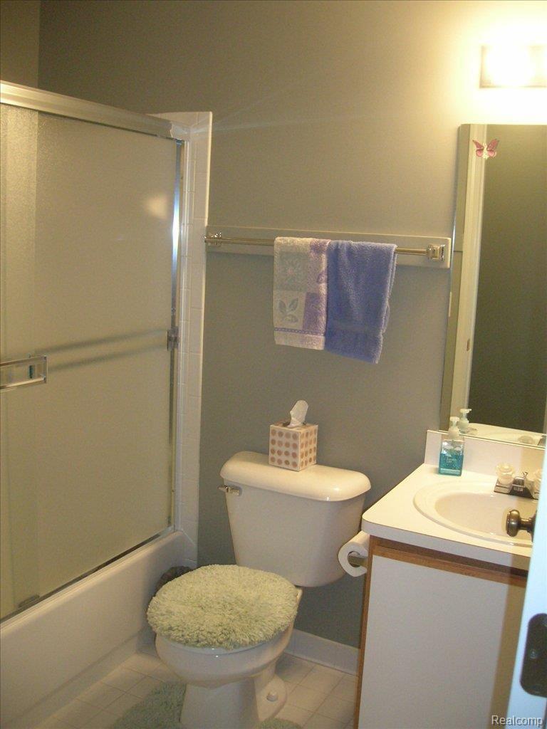 160 Pine Tree Ridge, Unit 4 Waterford, MI 48327 - Photo 9 of 10 FULL BATH