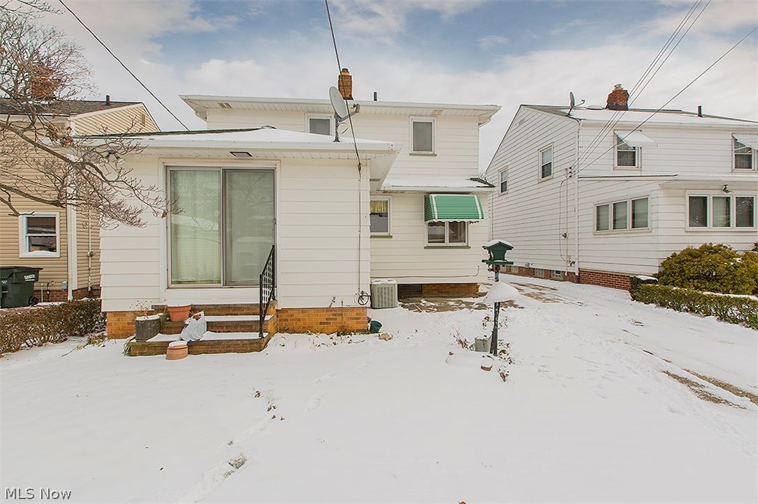 1118 Avondale Road Cleveland, OH 44121 - Photo 3 of 34