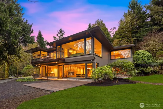 a view of a house with backyard and trees