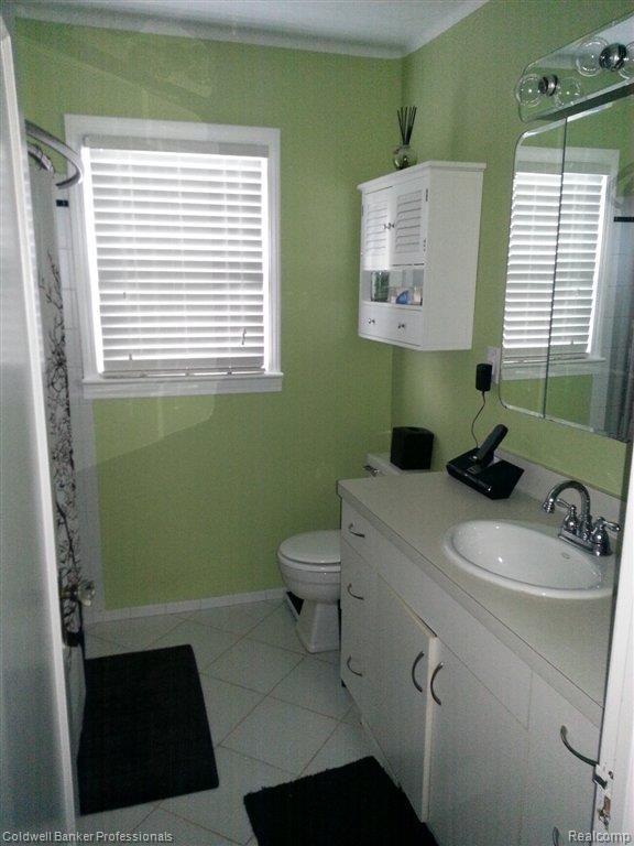 3819 West Auburn Road Rochester, MI 48309 - Photo 10 of 19 3819 Auburn Bathroom.jpg
