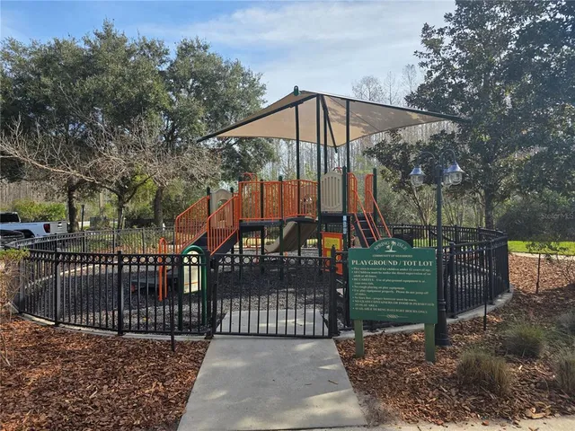 a view of yard with a tree
