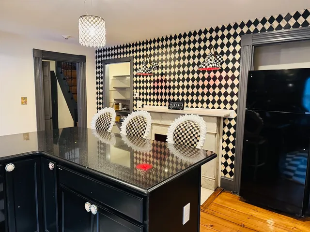 $3,900 | 125 Essex Street, Salem, MA 01970