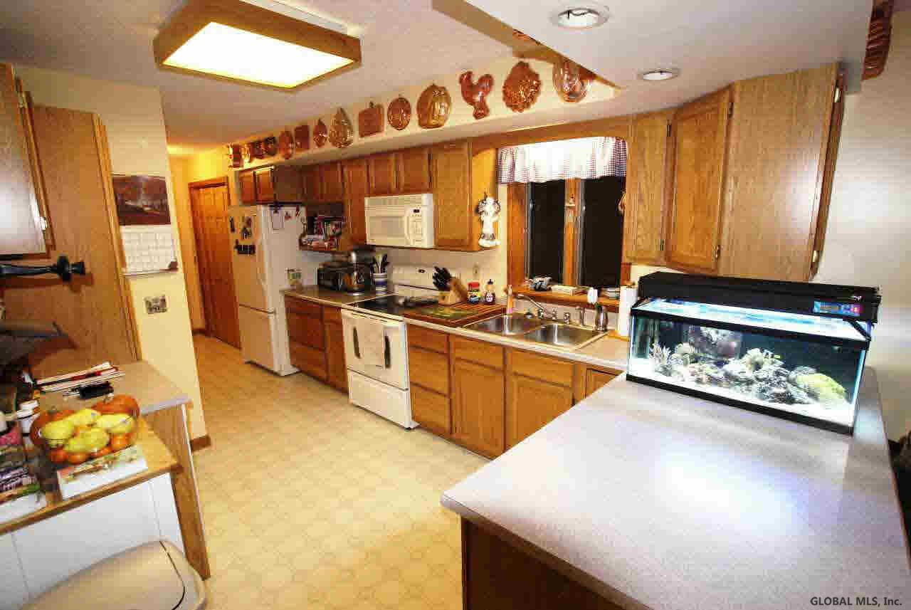 137 Hills Pond Road Hampton, NY 12887 - Photo 4 of 12 Photo 4