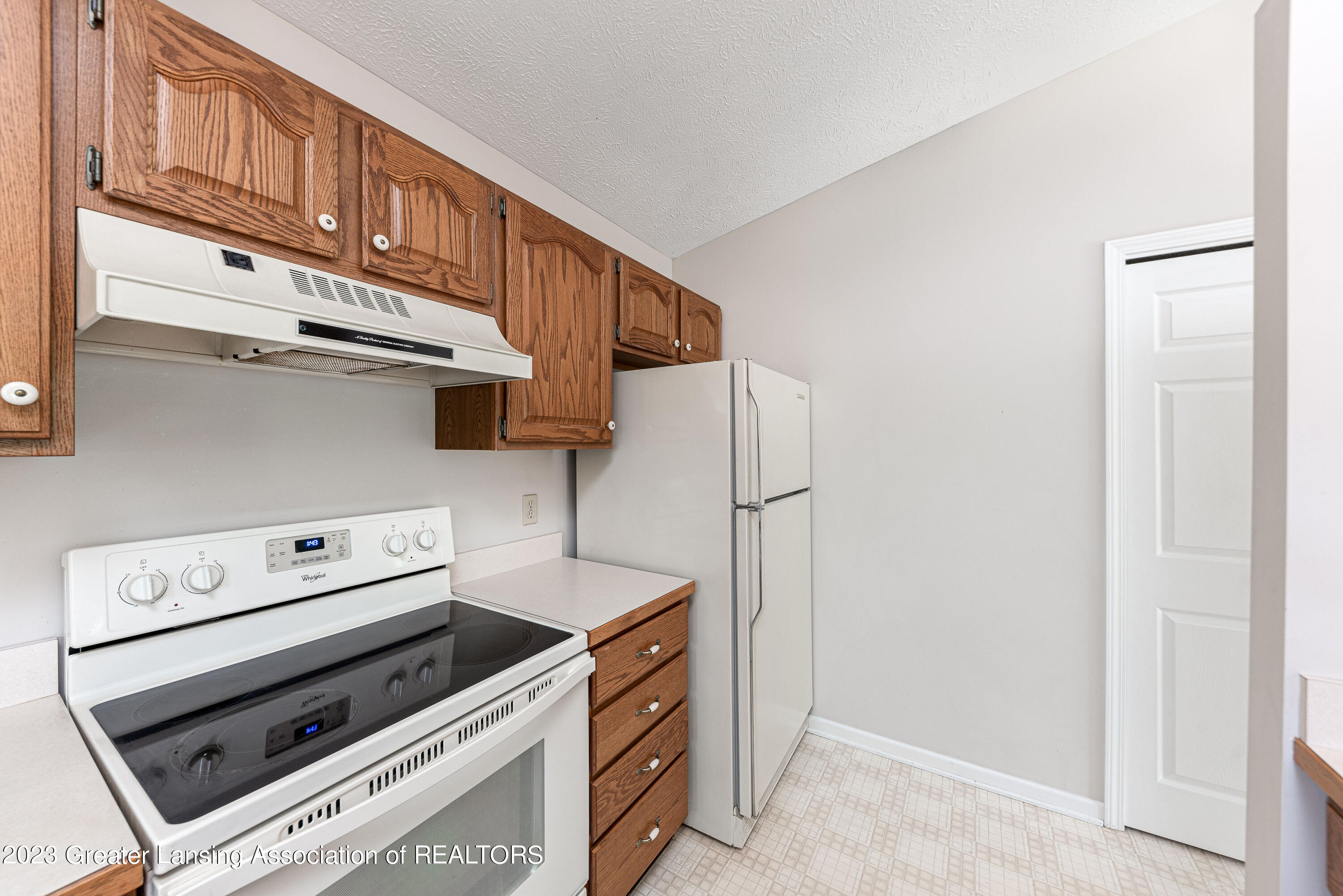 6755 Spring Tree Lane, Unit 182 Lansing, MI 48917 - Photo 7 of 17 kitchen1