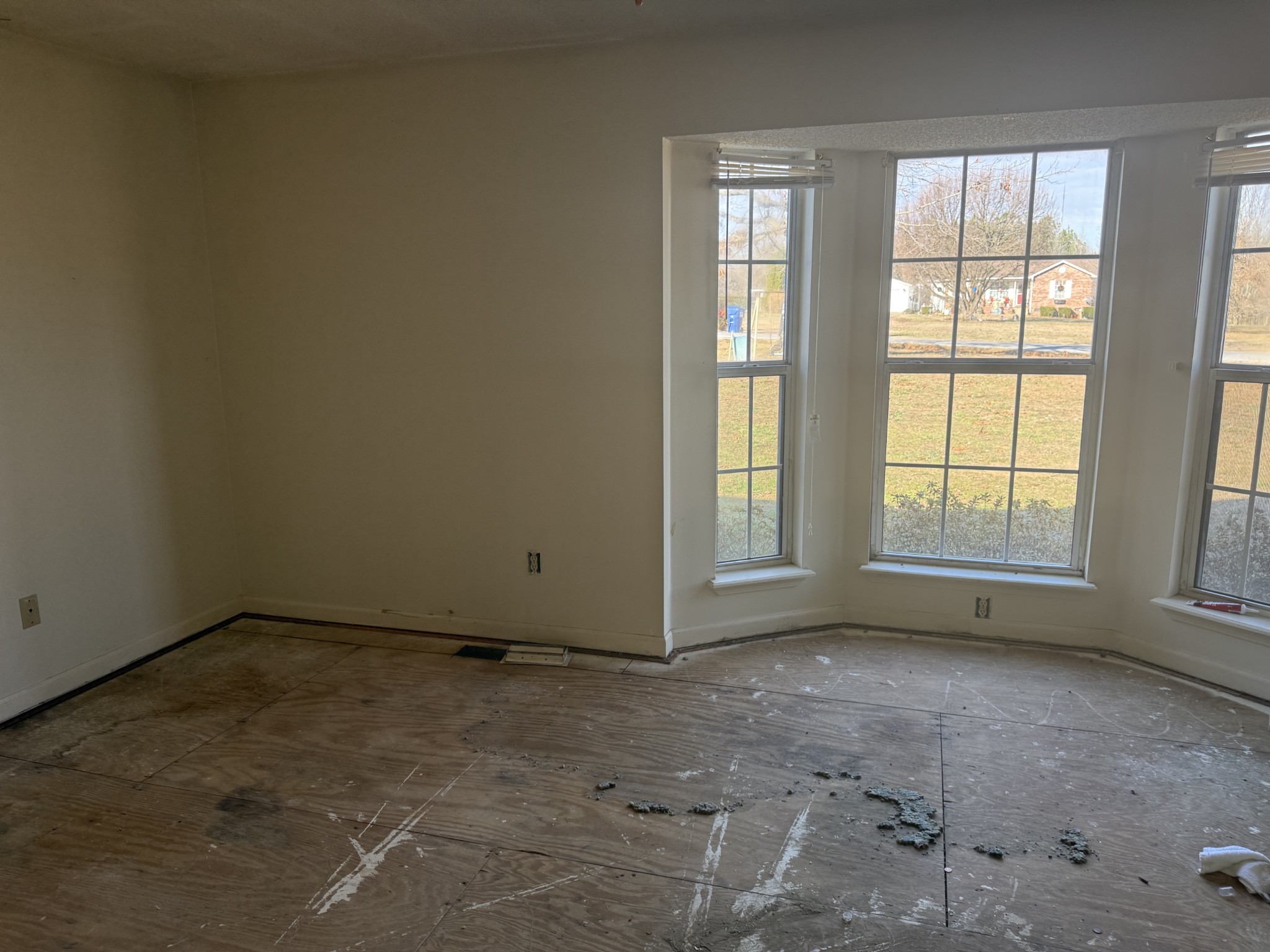 791 Delmont Church Road Cadiz, KY 42211 - Photo 7 of 8 an empty room with a empty space and windows