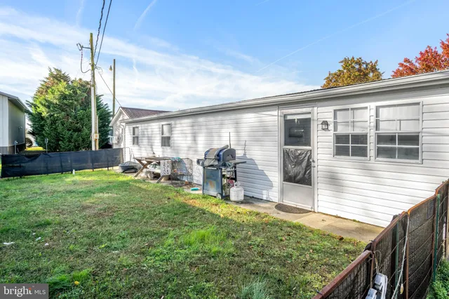 a view of a house with backyard and porch