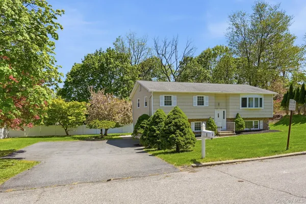 $825,000 | 1 Muir Lane, New City, NY 10956