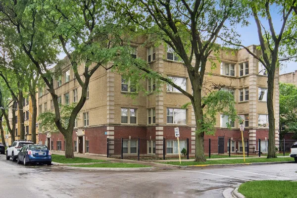 $300,000 | 3923 West Ainslie Street, Unit 1E, Chicago, IL 60625