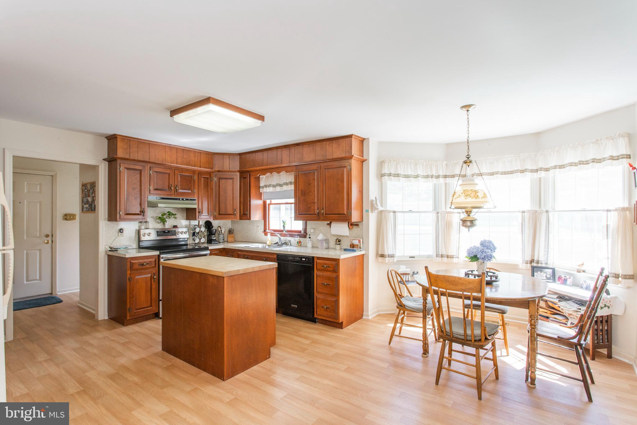 154 Poplar Road Newtown Square, PA 19073 - Photo 12 of 56 Eat-in kitchen looking out to lovely backyard.