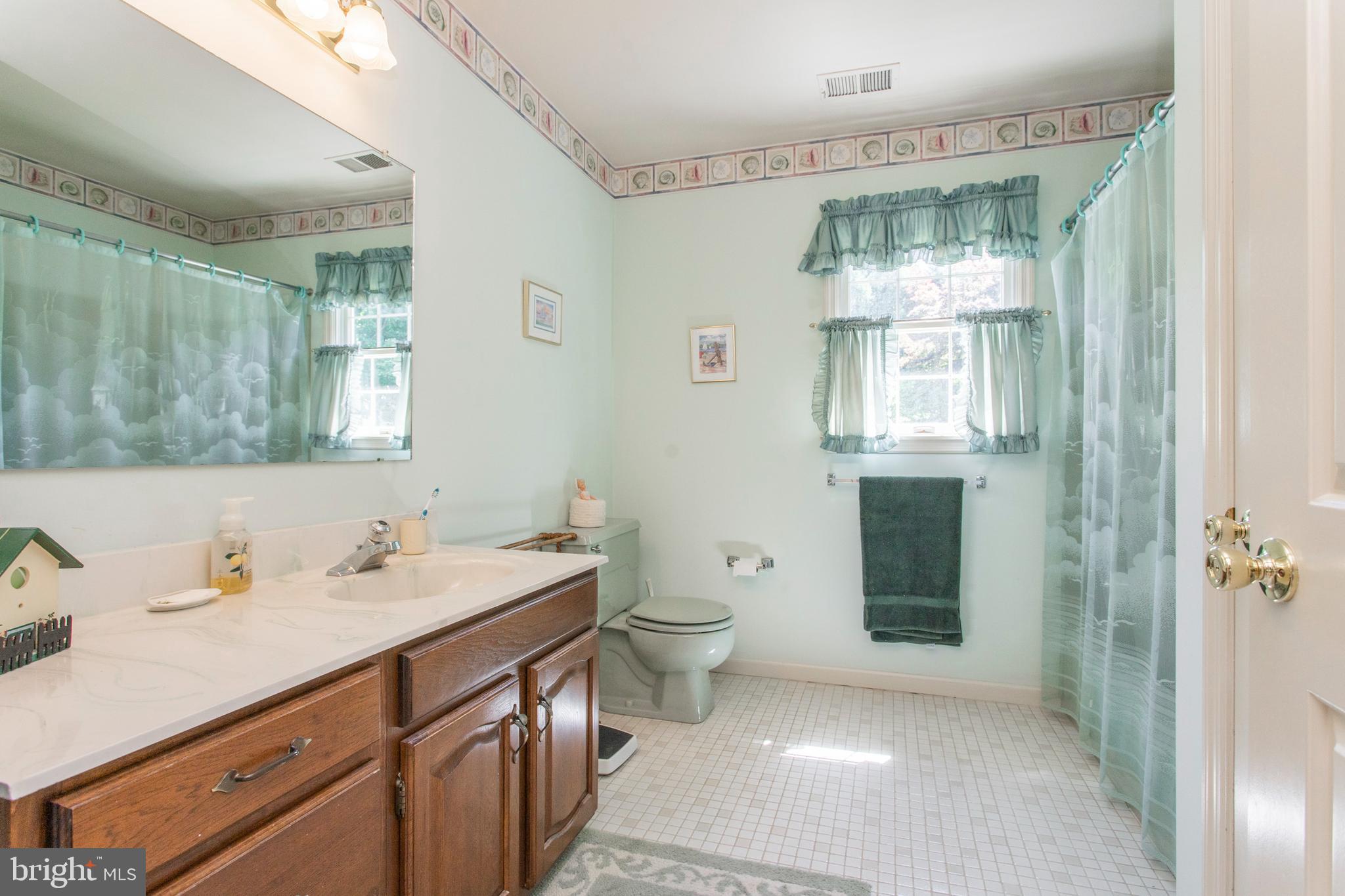 154 Poplar Road Newtown Square, PA 19073 - Photo 28 of 56 Extra large hall bath.