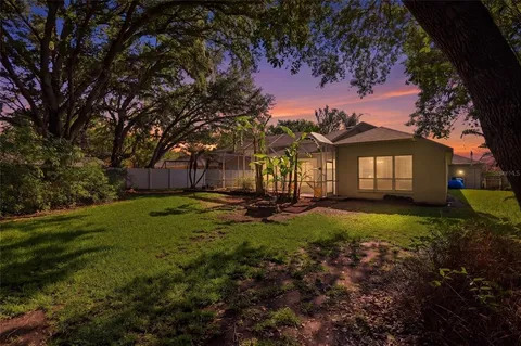 a view of a house with backyard and garden