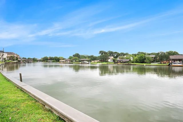 a view of a house with backyard and a garden