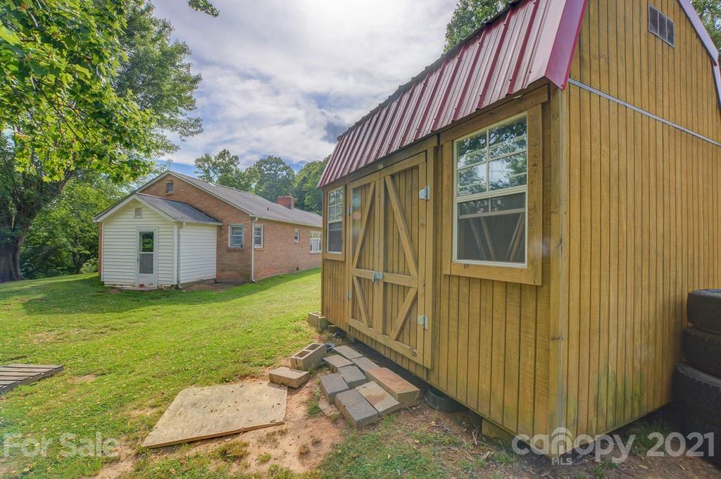 232 P P V Road Clyde, NC 28721 - Photo 14 of 22 a backyard of a house