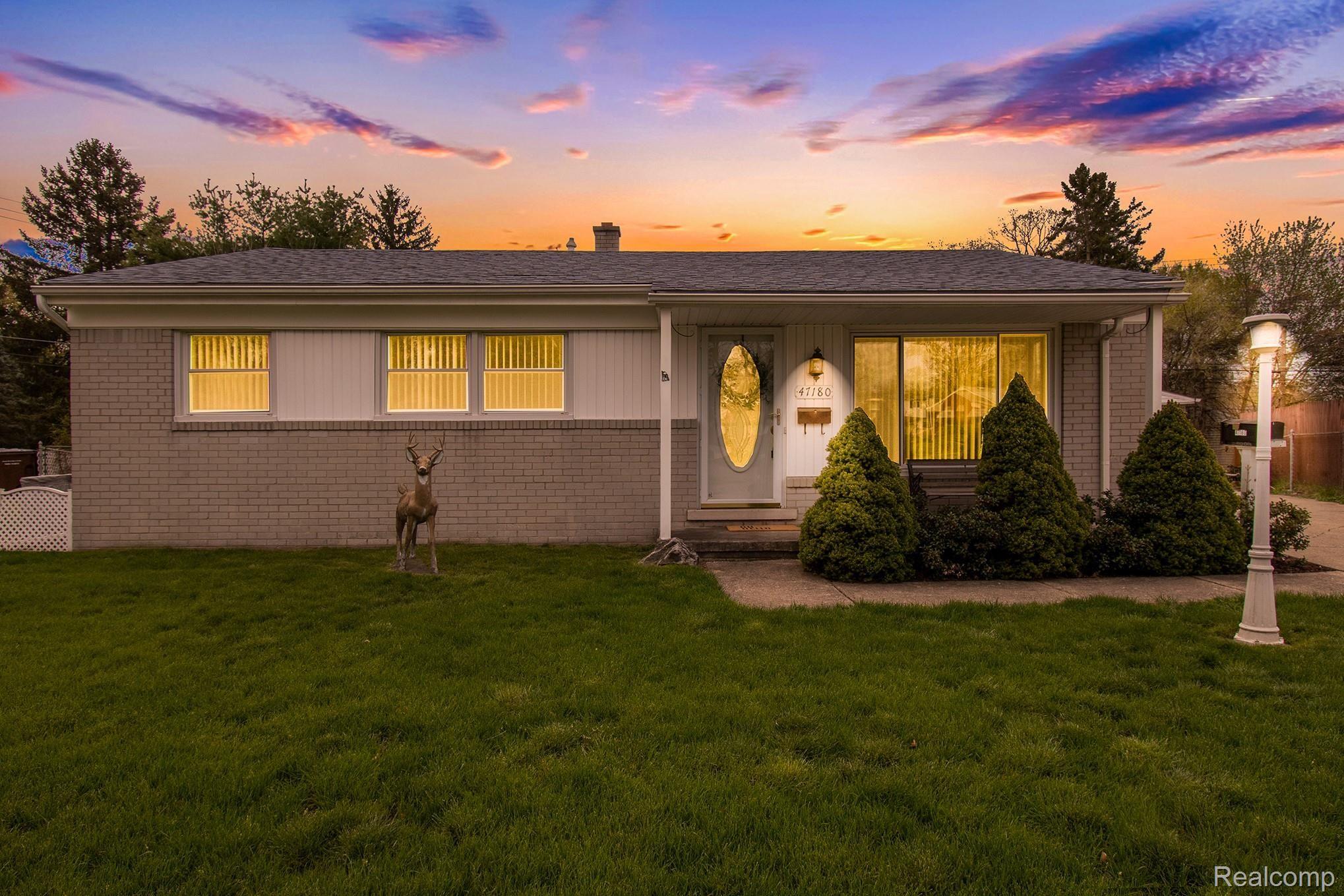 47180 Rohns Court Utica, MI 48317 - Photo 3 of 18 210426 Brown 47180 Rohns Ct_54.jpg