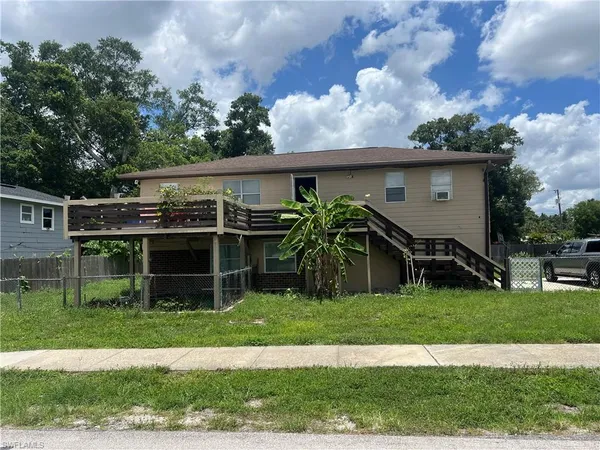 a view of a house with a yard