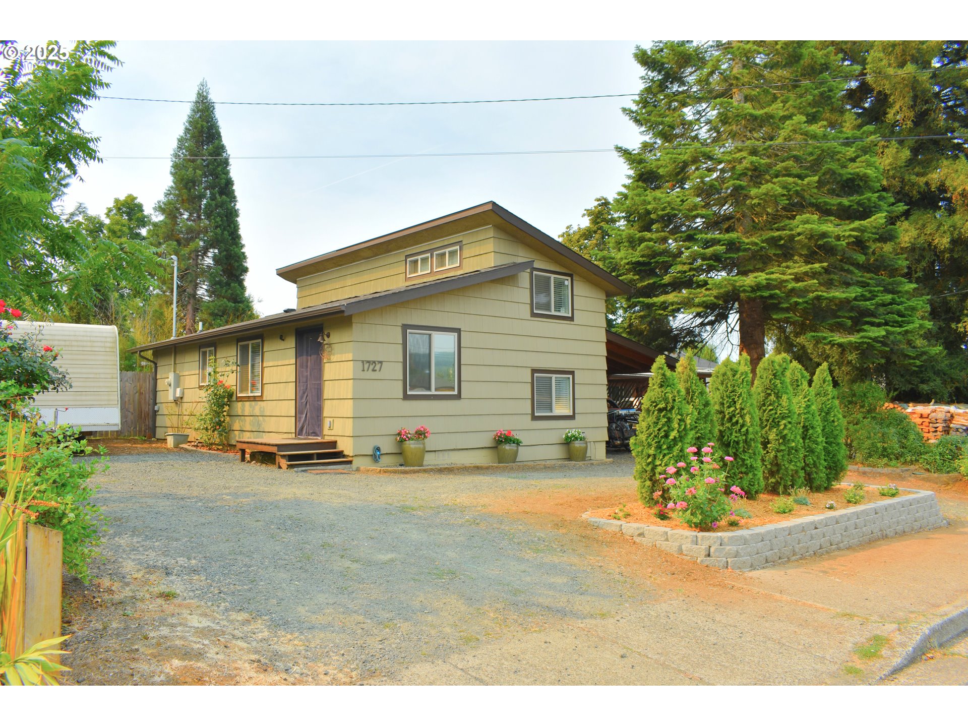 a view of a house with backyard and sitting area