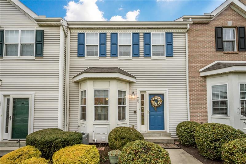 Welcome home to 909 Royal Court...a great townhome located in the Meadowbrook Community
