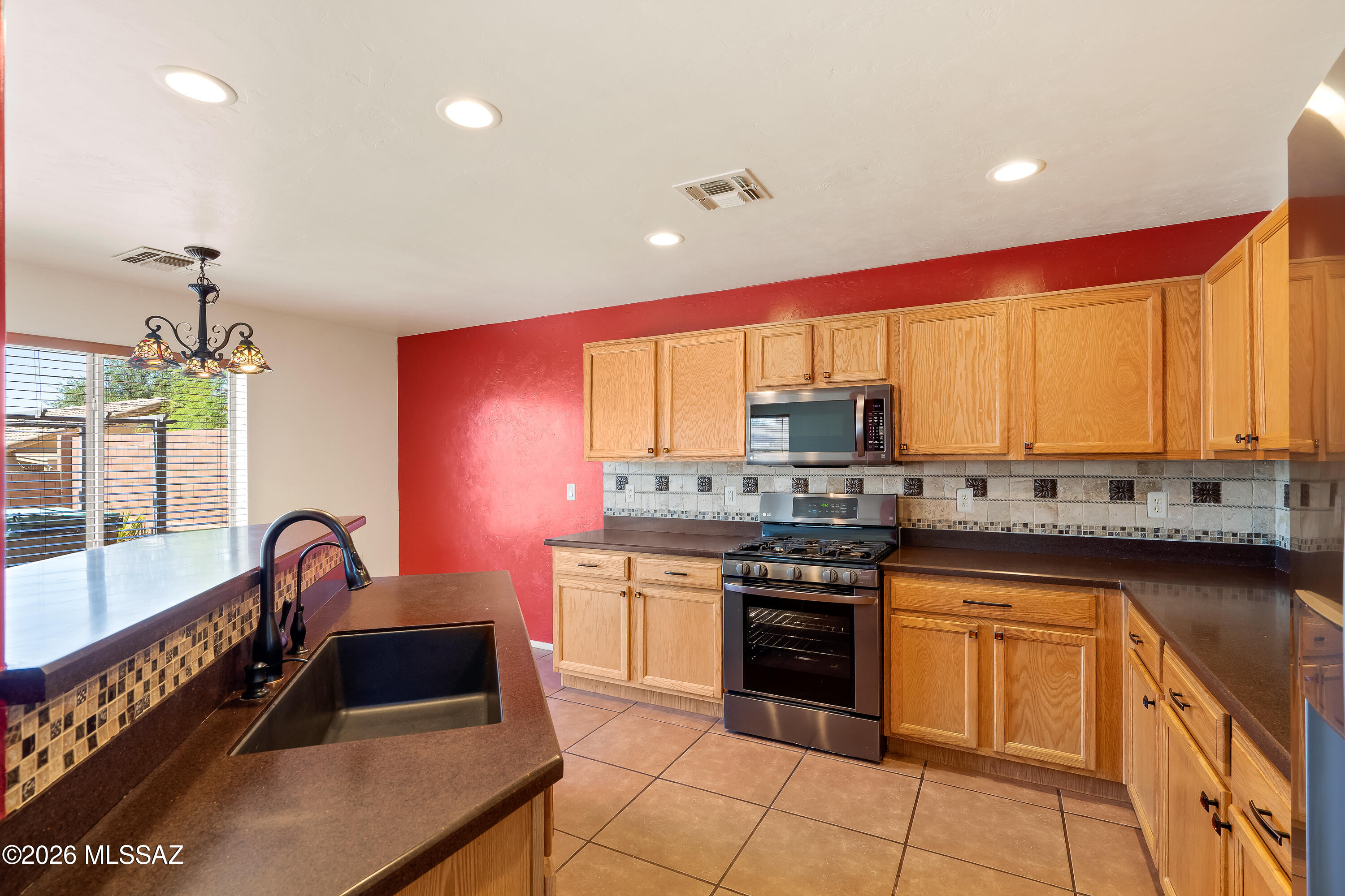 675 West Ash Ridge Drive Green Valley, AZ 85614 - Photo 4 of 33 Kitchen