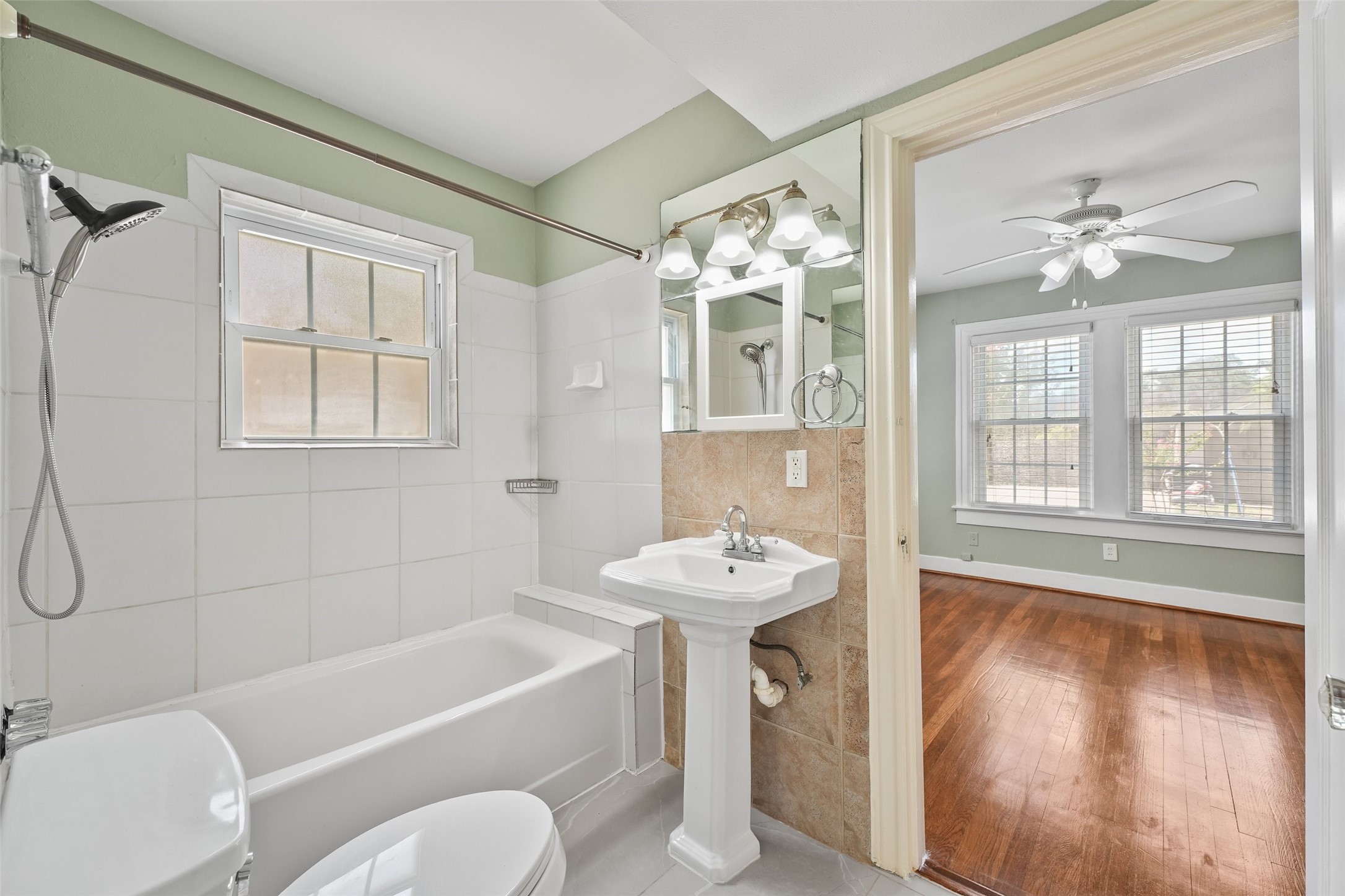 1637 Castle Court Houston, TX 77006 - Photo 8 of 14